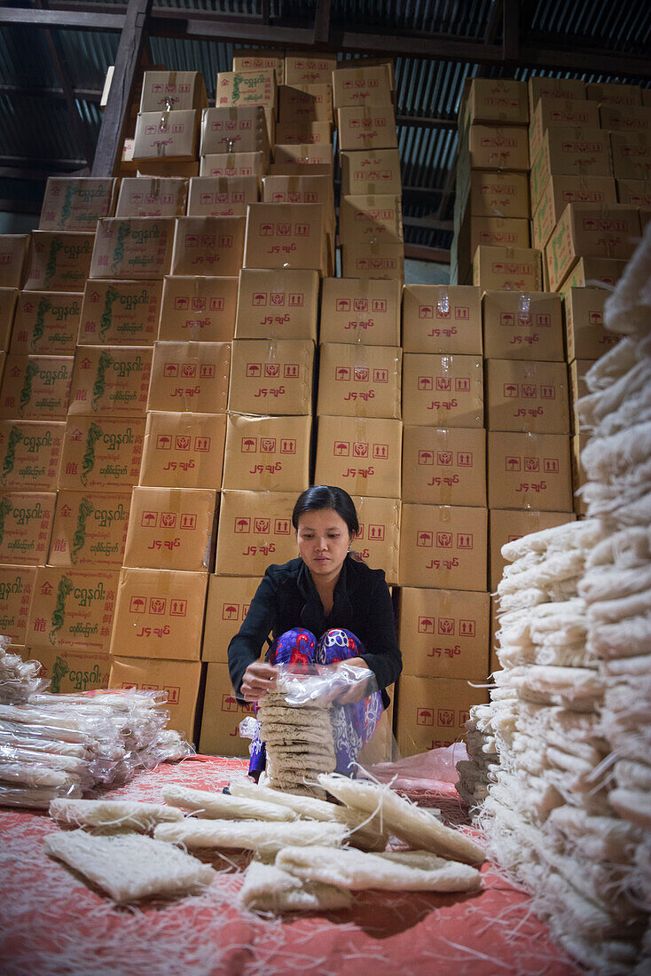 Herstellung von Nudeln in einer nächtlichen Nudelfabrik in Hsipaw (Thibaw), Shan-Staat, Myanmar (Birma)
