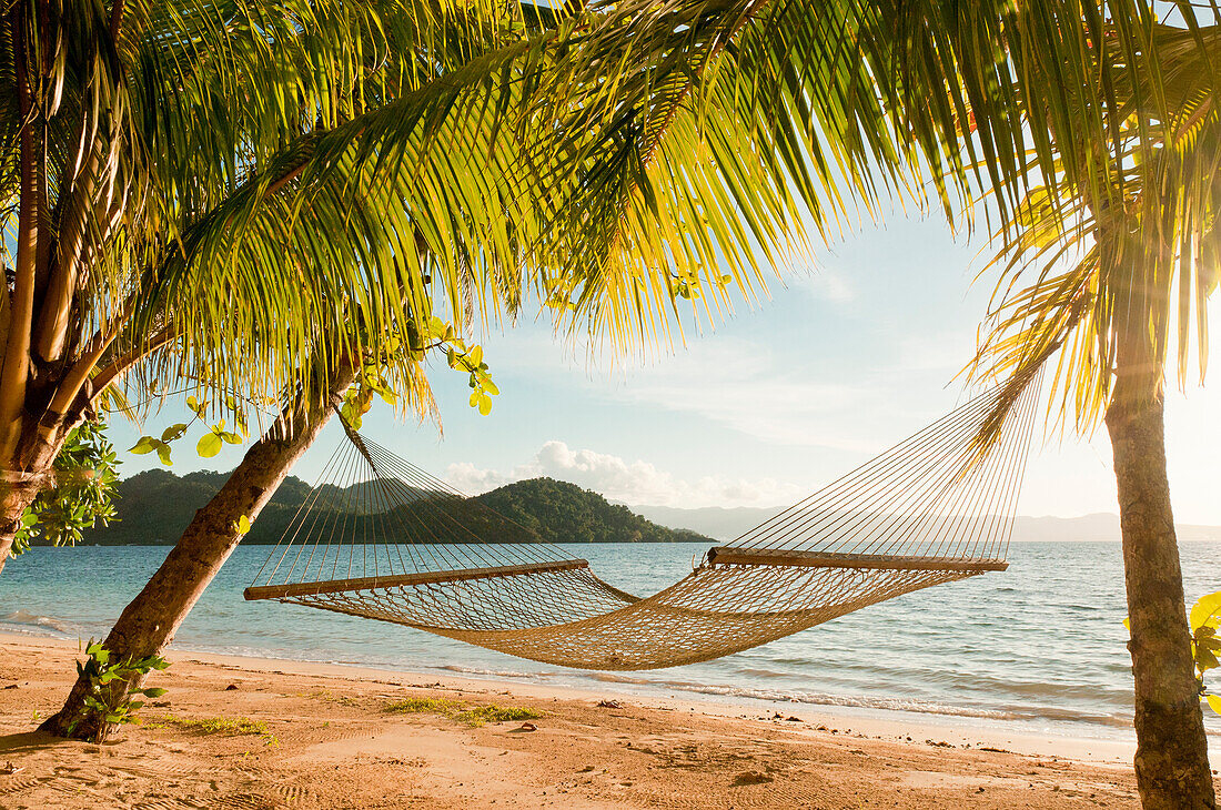 Hängematte am Strand des Matangi Private Island Resort, Fidschi.