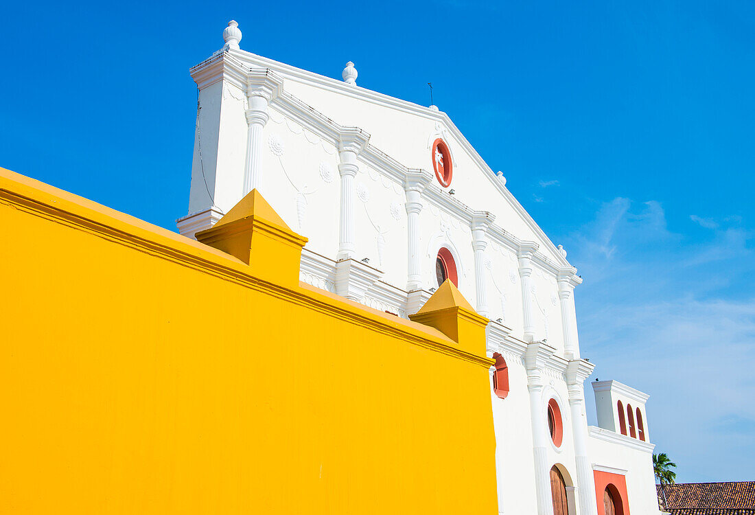 GRANADA , NICARAGUA - 20. MÄRZ : Die Kirche San Francisco in Granada Nicaragua am 20. März 2016. Die Fassade des Gebäudes ist neoklassisch und das Innere romantisch