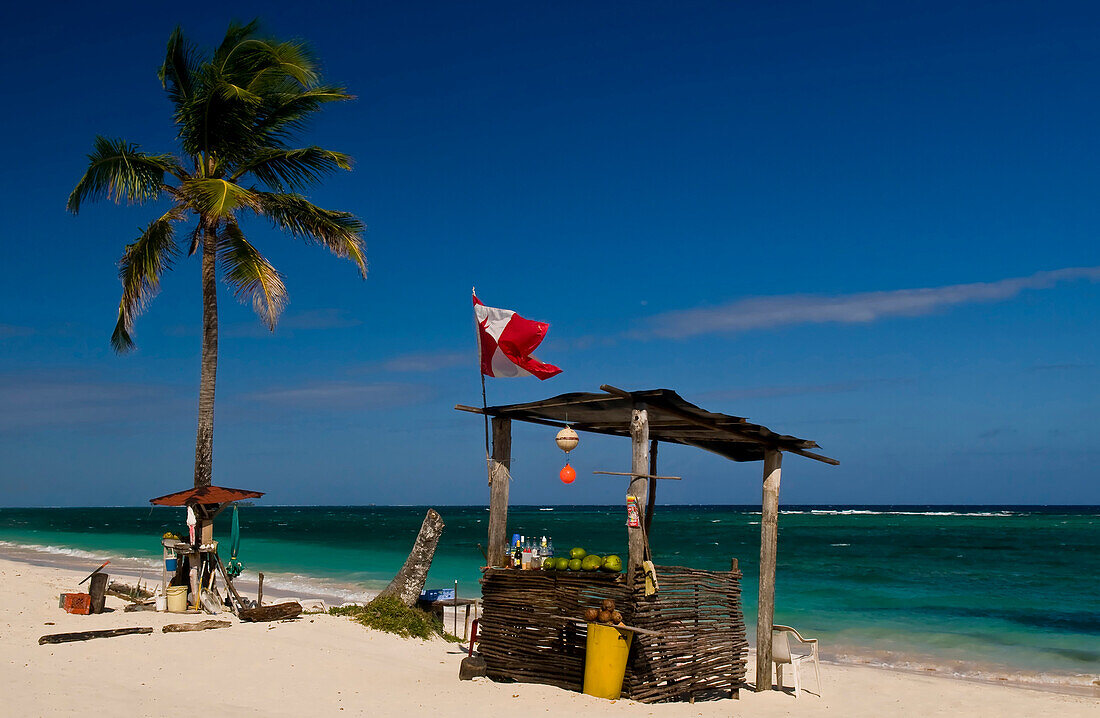 Offene Bar am Strand auf der Karibikinsel San Andres, Kolumbien