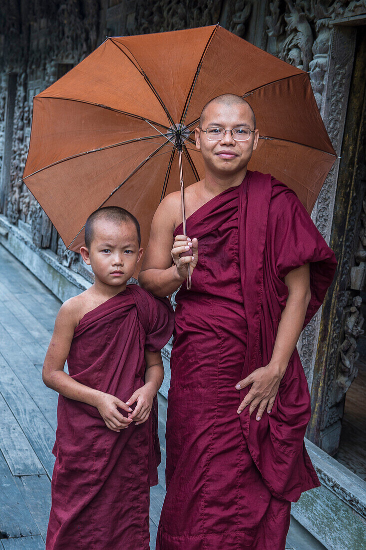 Mönche im Shwenandaw-Kloster in Mandalay, Myanmar