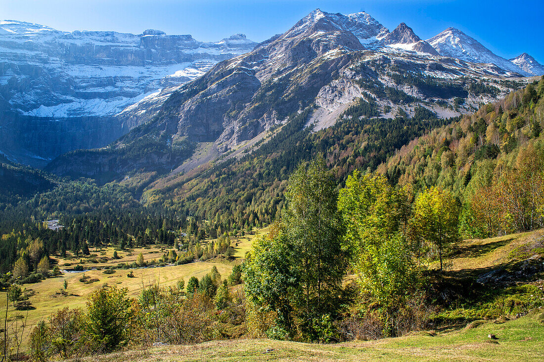 Der Cirque de Gavarnie und die Gavarnie Falls / Grande Cascade de Gavarnie, höchster Wasserfall Frankreichs in den Pyrenäen. Hautes-Pyrenees, Gavarnie-Gèdre, Pyrenäen-Nationalpark, Cirque de Gavarnie, von der UNESCO zum Weltkulturerbe erklärt.