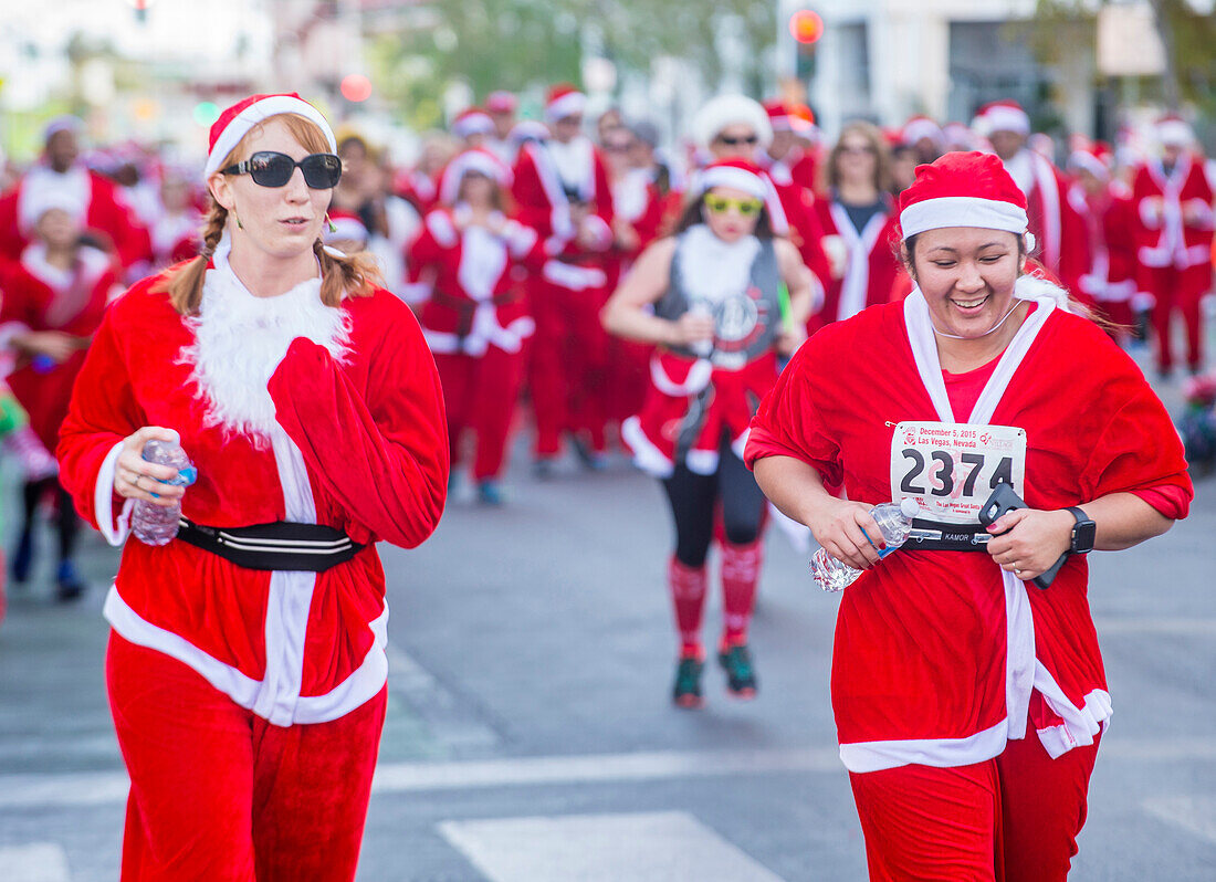 Ein nicht identifizierter Teilnehmer am Las Vegas Great Santa Run in Las Vegas Nevada. Es ist die größte Zusammenkunft von Weihnachtsmannläufern in der Welt.