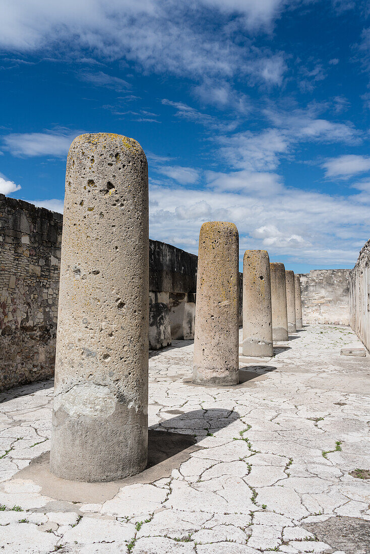 Steinsäulen in der Säulenhalle des Palastes, Gebäude 7, in den Ruinen der zapotekischen Stadt Mitla in Oaxaca, Mexiko. Ein UNESCO-Weltkulturerbe.
