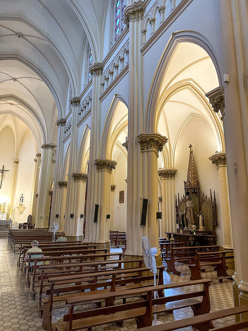 Gewölbe im Kirchenschiff der Kirche San Vicente Ferrer in Godoy Cruz, Mendoza, Argentinien.
