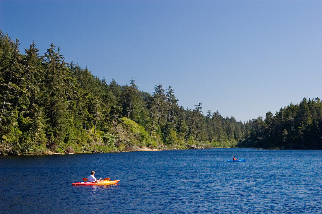 Kajakfahrer auf dem Carter Lake; Oregon Dunes National Recreation Area, Küste von Oregon.