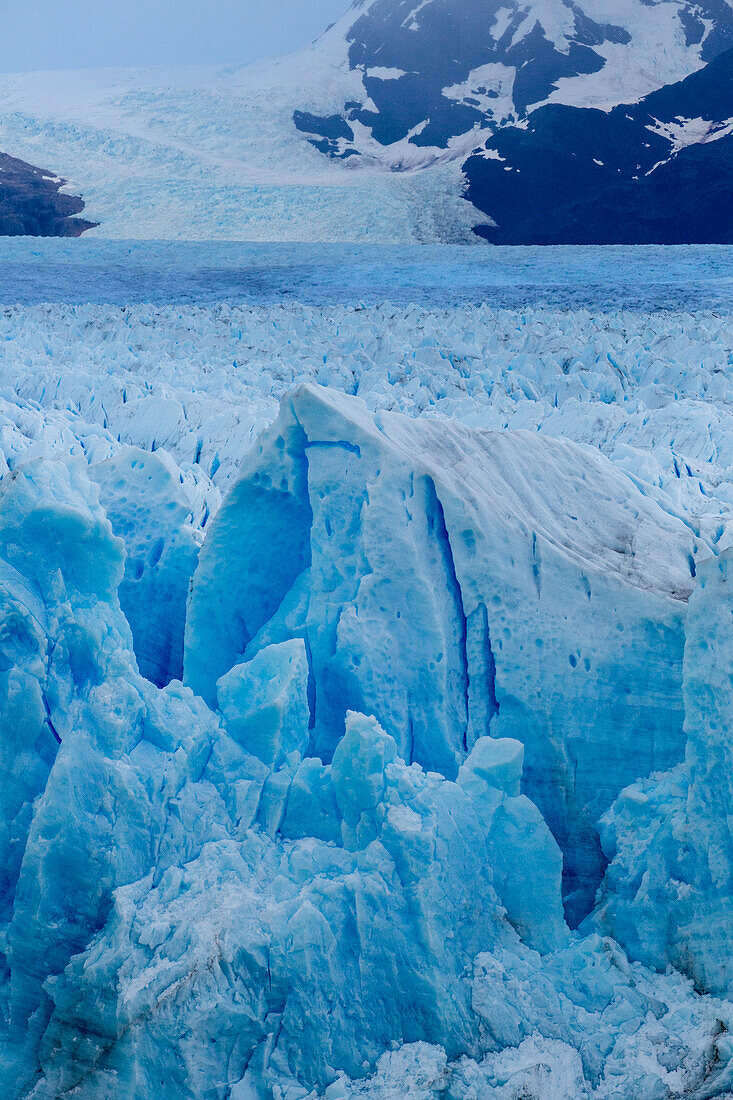 Detailaufnahmen des Perito-Moreno-Gletschers im Nationalpark Los Glaciares in der Region Patagonien in Argentinien, an der Südspitze Südamerikas. Ein UNESCO-Welterbe in Patagonien.