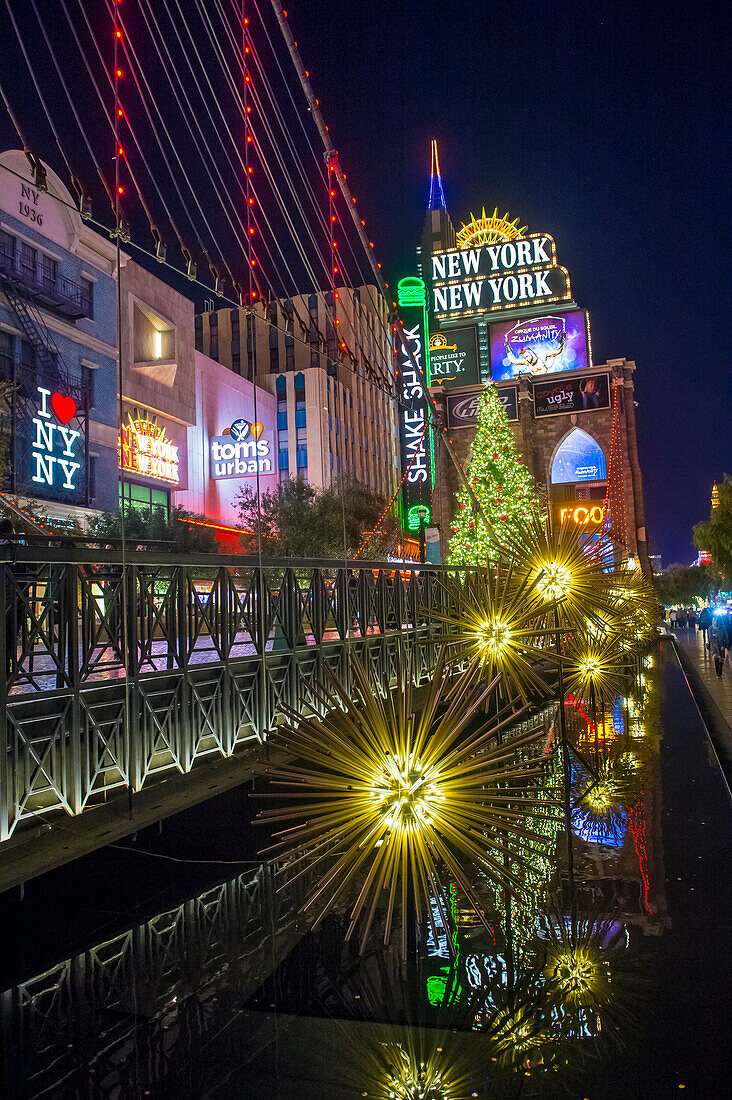 New York-New York Hotel & Casino in Las Vegas: Das Hotel simuliert die Skyline von New York City und wurde 1997 eröffnet.