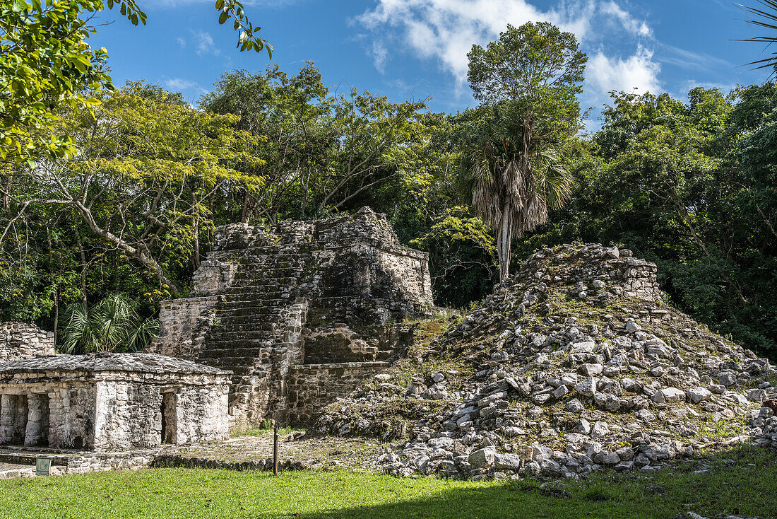 Struktur 7H-3 in den Ruinen der Maya-Stadt Muyil oder Chunyaxche im UNESCO-Biosphärenreservat Sian Ka'an in Quintana Roo, Mexiko.