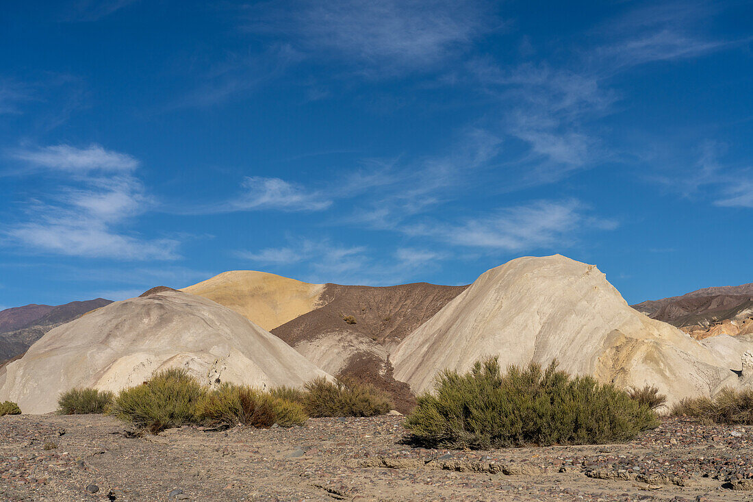 Farbenfrohe geologische Formationen auf dem Berg der sieben Farben in der Nähe von Calingasta, Provinz San Juan, Argentinien.