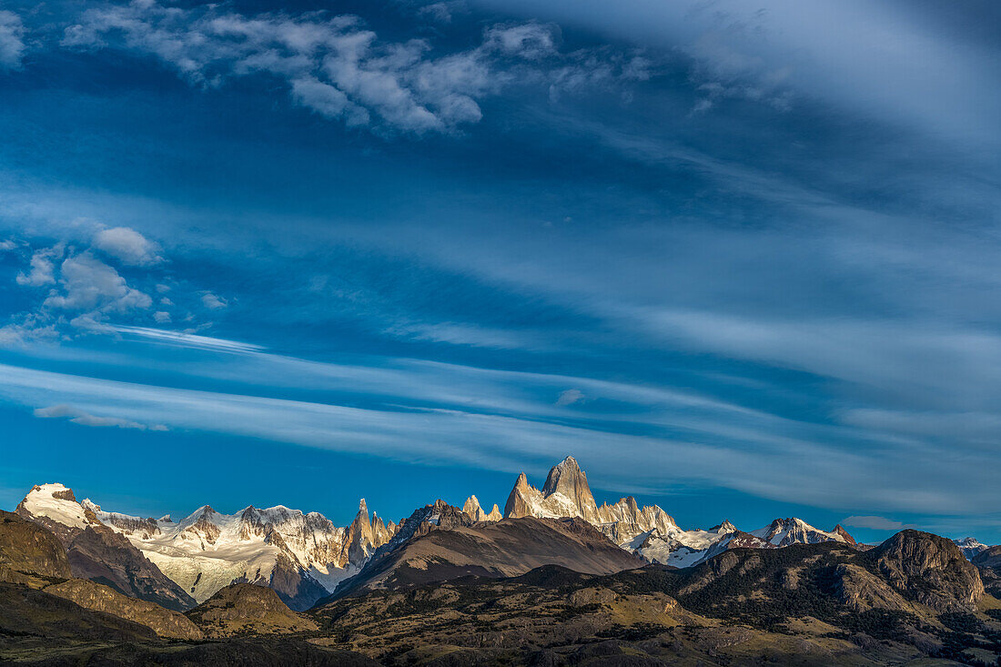 Hohe Wolken über dem Berg Fitz Roy und dem Cerro Torre im Nationalpark Los Glaciares bei El Chalten, Argentinien. Ein UNESCO-Weltnaturerbe in der Region Patagonien in Südamerika.