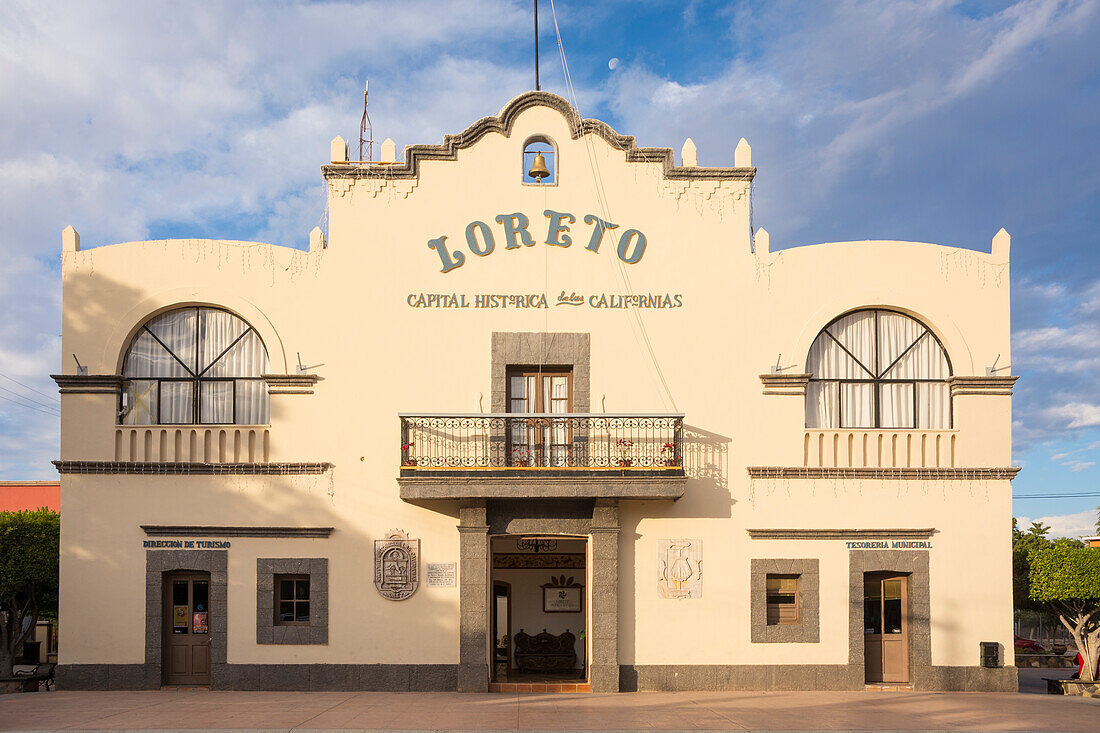 Rathaus auf der Plaza Benito Juarez in Loreto, Baja California Sur, Mexiko. Loreto war die erste spanische Kolonialstadt in Baja und die ursprüngliche Hauptstadt von ganz Kalifornien. Einigen Quellen zufolge ist sie das älteste bewohnte Gebiet der Halbinsel Baja.