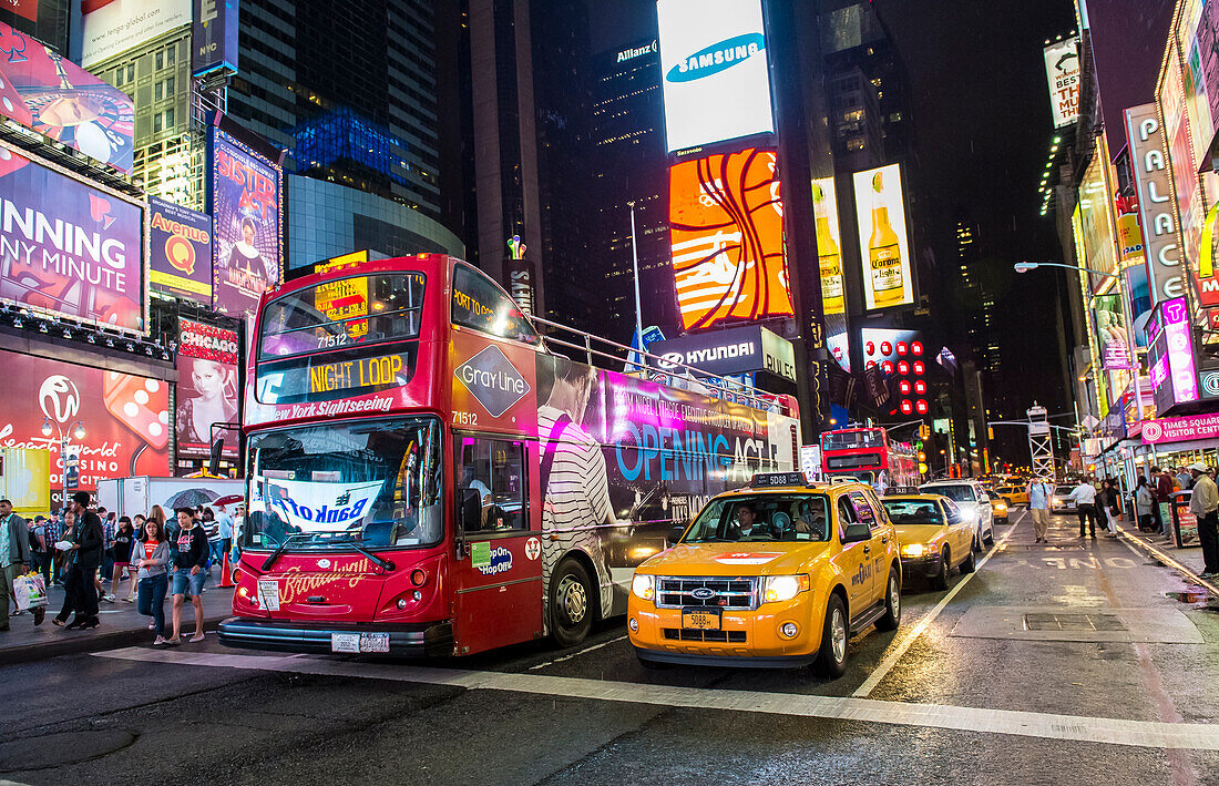 Der Times Square in New York. Der Times Square ist ein wichtiger Handelsknotenpunkt in Midtown Manhattan und eine der meistbesuchten Touristenattraktionen der Welt.