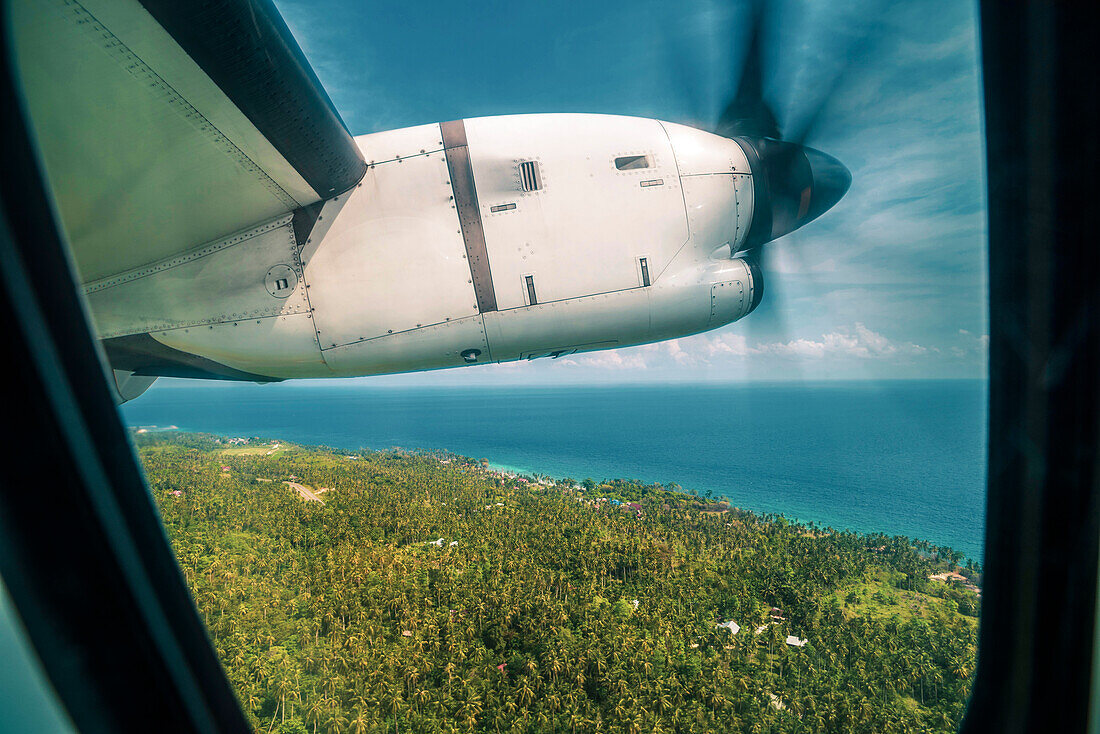 Blick aus dem Fenster eines Flugzeugs auf die Insel Pulau Weh, Provinz Aceh, Sumatra, Indonesien