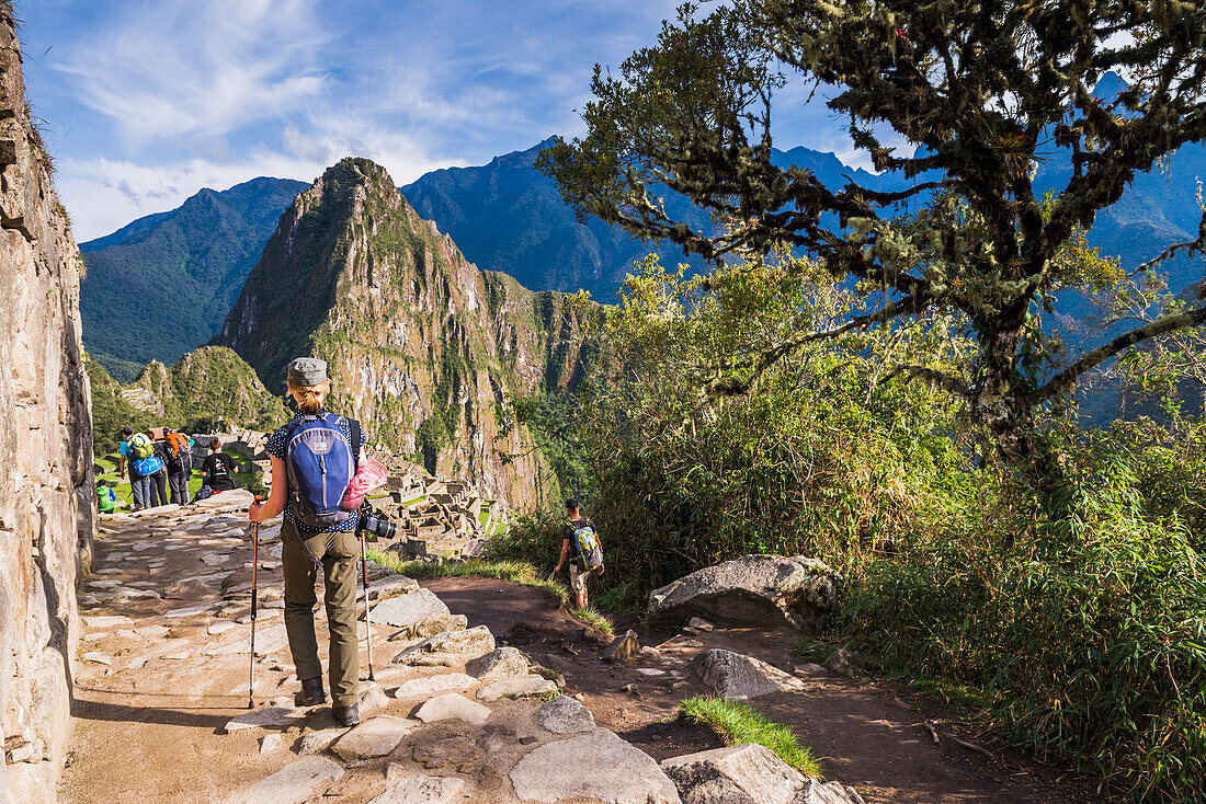 Touristen bei der Besichtigung der Inka-Ruinen von Machu Picchu, Region Cusco, Peru