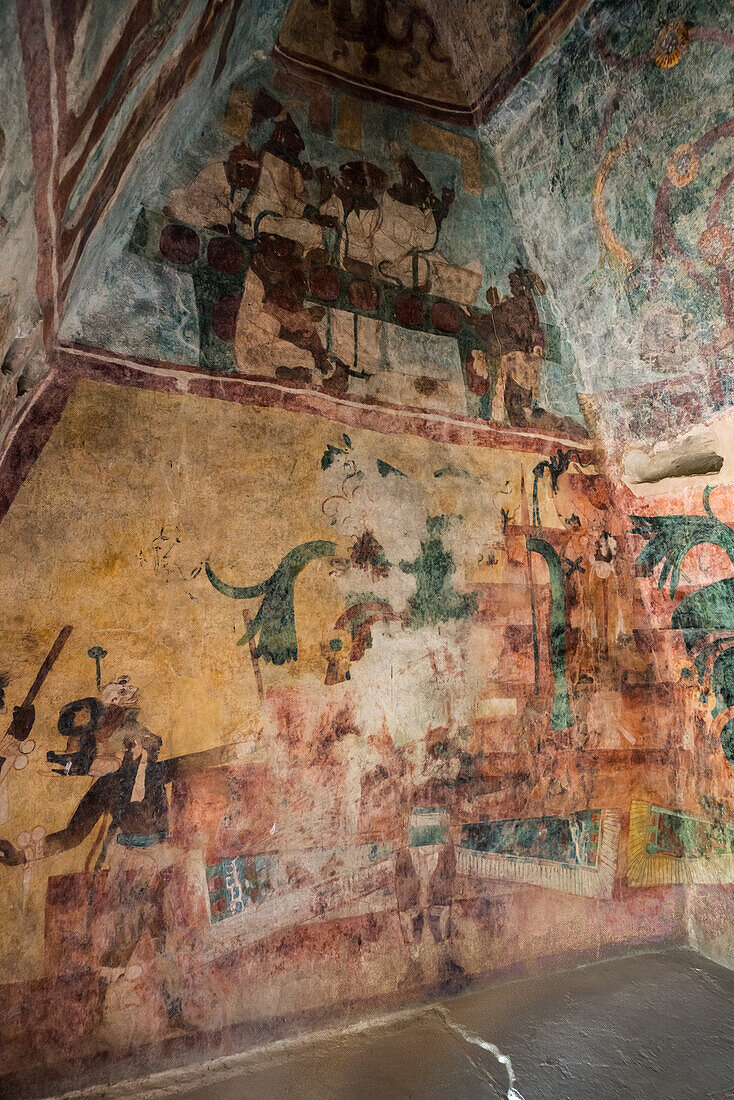 Fresko-Wandgemälde, das Feierlichkeiten und Rituale in Raum 3 des Tempels der Wandgemälde in den Ruinen der Maya-Stadt Bonampak in Chiapas, Mexiko, zeigt.