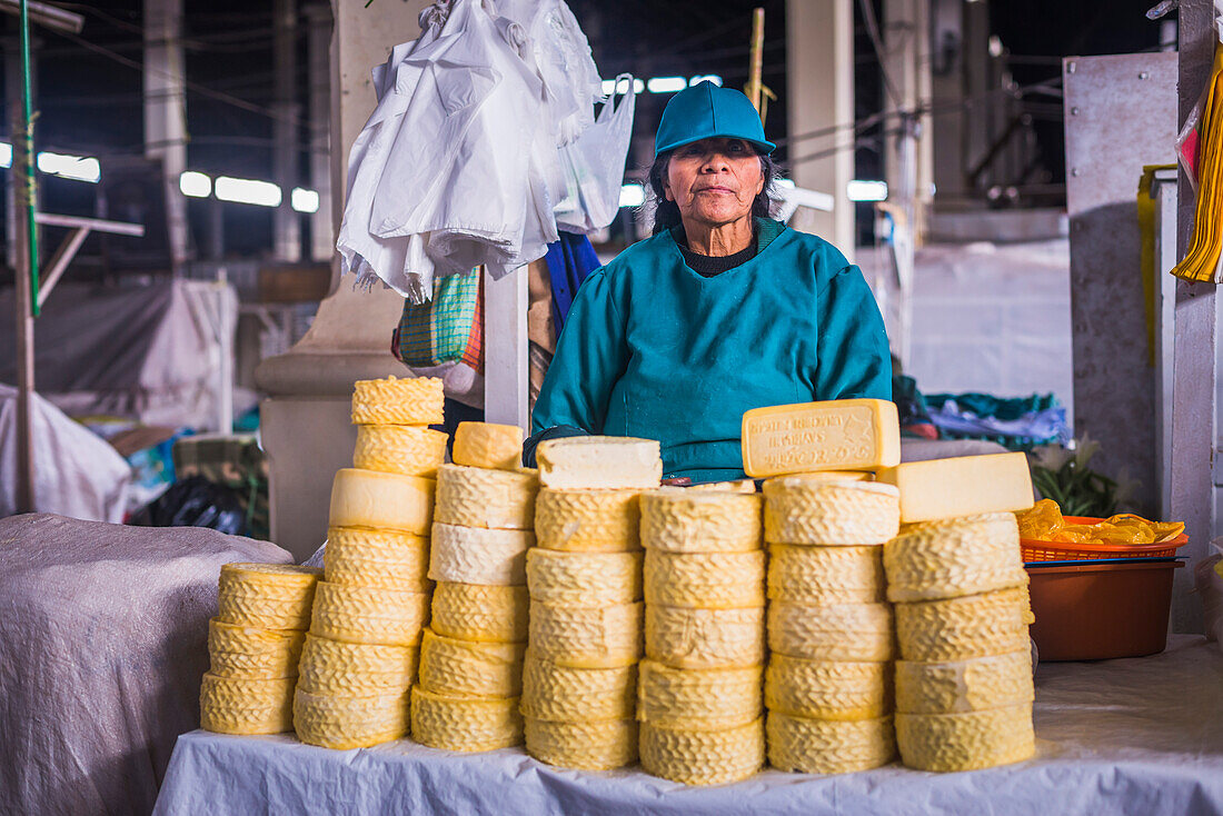 Käse zum Verkauf auf dem Zentralmarkt von San Pedro (Mercado Central de San Pedro), Cusco, Peru