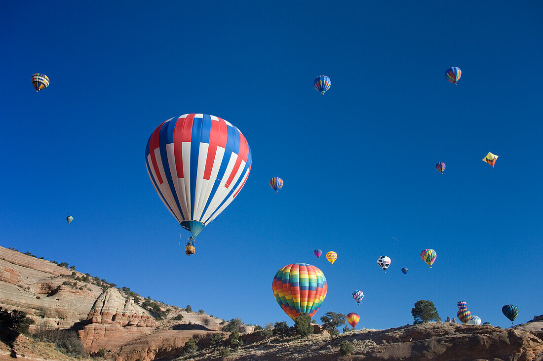 Heißluftballons bei der 25. jährlichen Red Rock Balloon Rally; Red Rock State Park, Gallup, New Mexico.