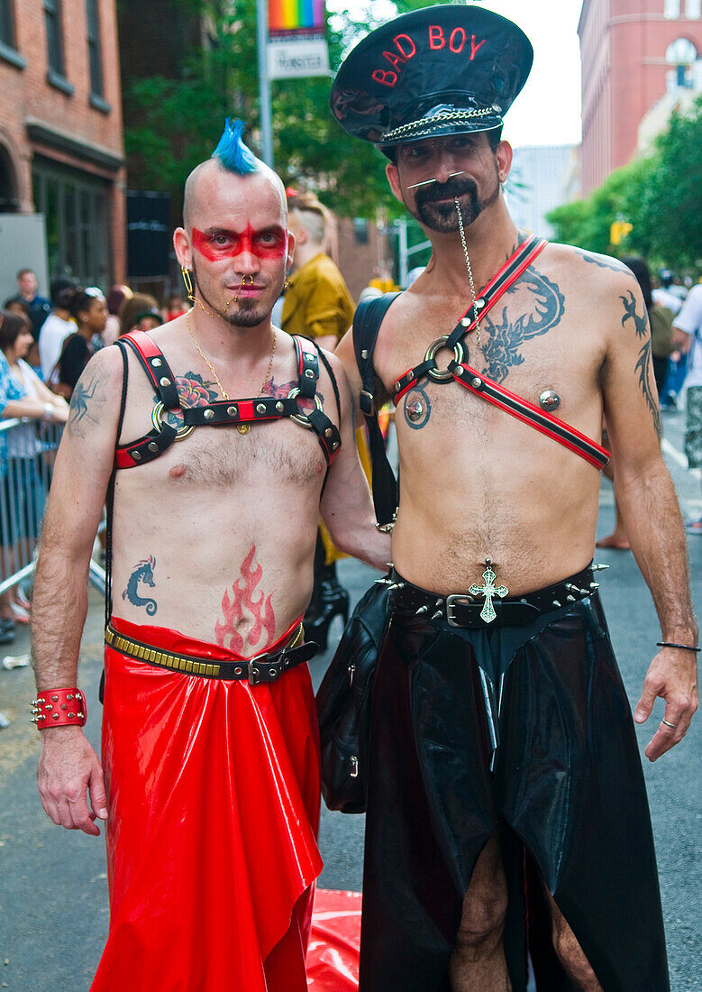 Teilnehmer marschieren bei der Gay Pride Parade in New York City. Die Parade findet zwei Tage nach der Entscheidung des Obersten Gerichtshofs der USA statt, die Homo-Ehe in den USA zuzulassen.