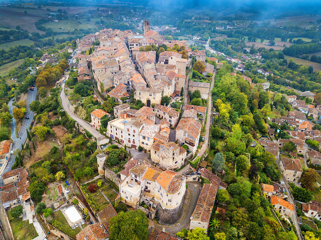 Luftaufnahme von Cordes sur Ciel, bekannt als die schönsten Dörfer Frankreichs, Tarn, Occitanie, Frankreich