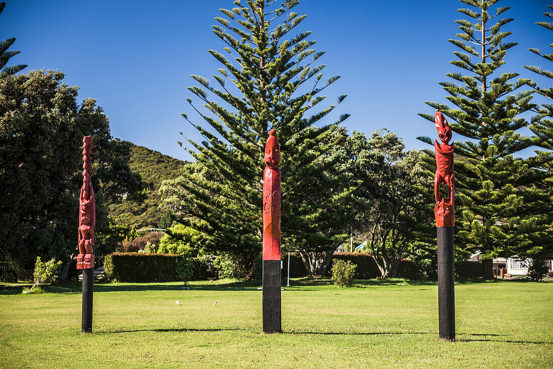 Pouwhenua (Maori Totempfähle, die eine Geschichte erzählen), Waitangi Treaty Grounds, Bay of Islands, Northland Region, Nordinsel, Neuseeland
