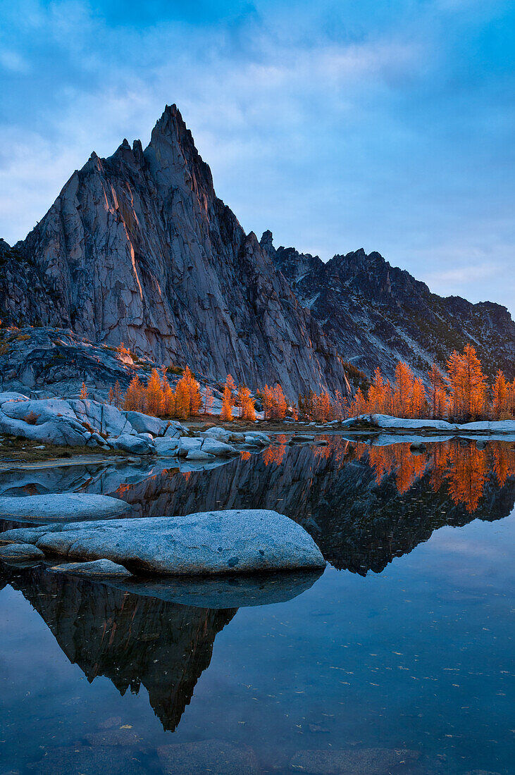 Prusik Peak, Gnome Tarn und alpine Lärchen bei Sonnenaufgang; The Enchantments, Alpine Lakes Wilderness, Washington.