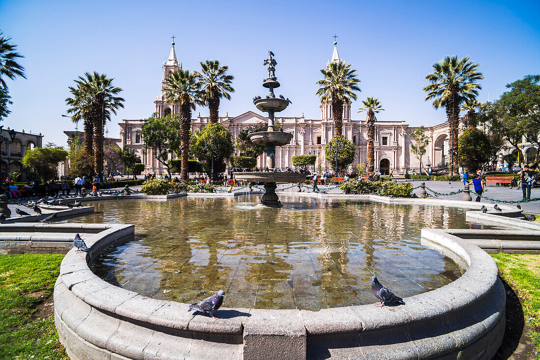 Brunnen auf der Plaza de Armas und Basilika der Kathedrale von Arequipa, Arequipa, Peru