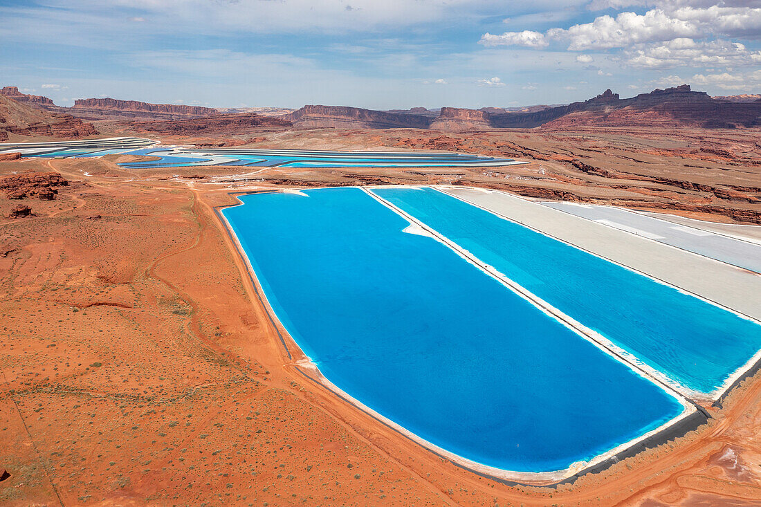 Verdunstungsteiche in einer Kali-Mine, in der Kali im Lösungsbergbau in der Nähe von Moab, Utah, gewonnen wird. Um die Verdunstung zu beschleunigen, wird blauer Farbstoff hinzugefügt.