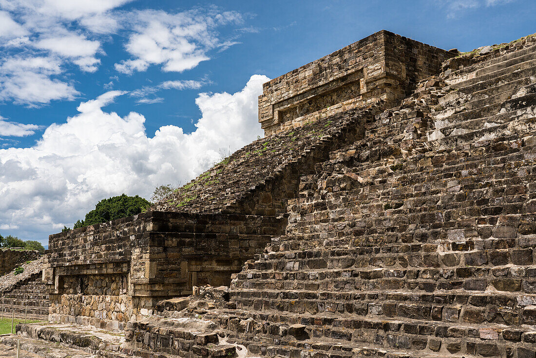 Detail des Mauerwerks und der Treppe des Gebäudes U in den präkolumbianischen zapotekischen Ruinen von Monte Alban in Oaxaca, Mexiko. Auf dieser Plattform war ursprünglich ein Tempel errichtet worden. Ein UNESCO-Weltkulturerbe.