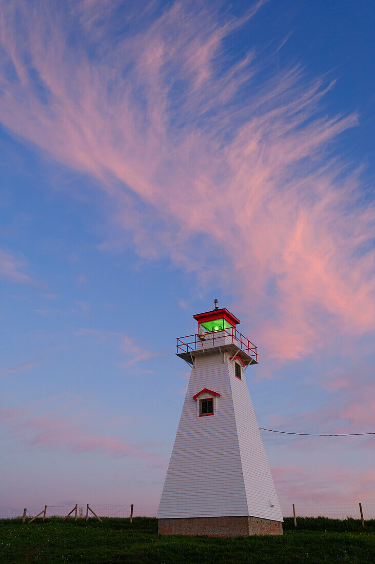 Cape Tryon Lighthouse in der Abenddämmerung; Prince Edward Island, Kanada.