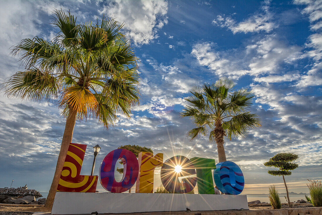 Loreto-Schild auf dem Malecon in Loreto, Baja California Sur, Mexiko.