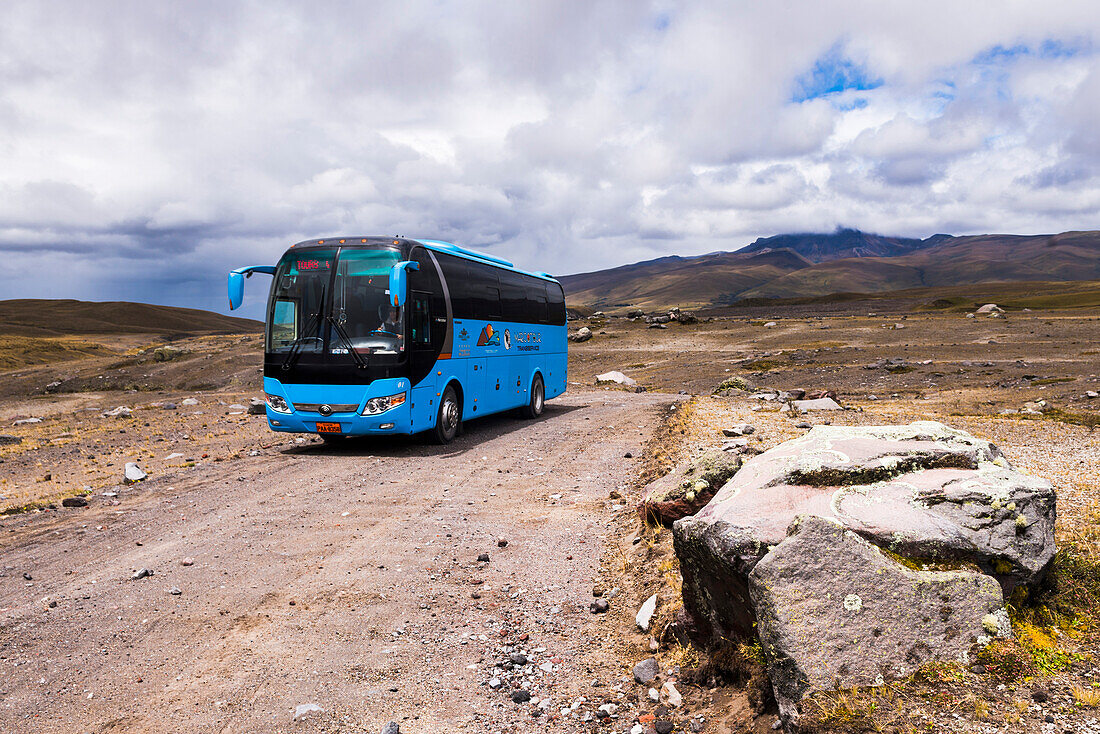 Bustour durch den Cotopaxi-Nationalpark, mit dem Vulkan Sincholagua im Hintergrund, Provinz Cotopaxi, Ecuador