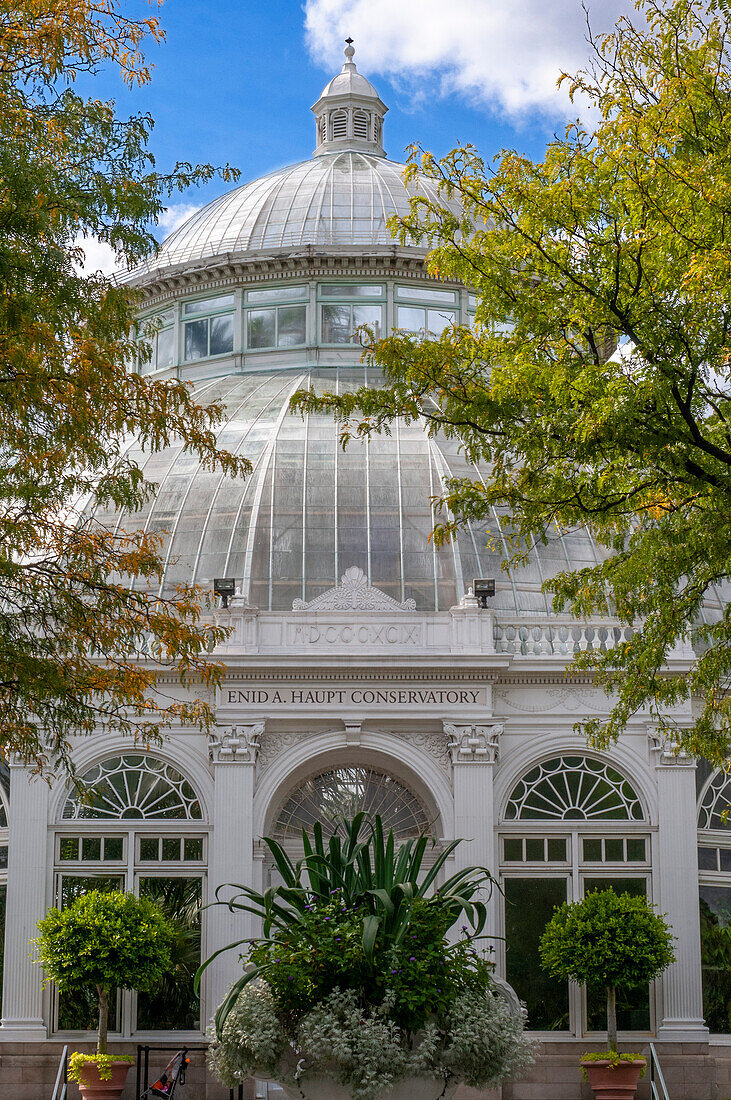 Enid A. Haupt Conservatory und Teich mit Seerosen Gewächshaus, New York Botanical Garden, Bronx, New York City, New York State, USA.