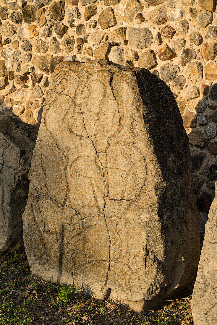 Die Danzantes sind in Stein gehauene Figuren, die vermutlich verstümmelte Gefangene in den präkolumbianischen Zapoteken-Ruinen von Monte Alban in Oaxaca, Mexiko, darstellen. Diese Stätte gehört zum UNESCO-Weltkulturerbe. Ursprünglich hielt man sie für Tänzerinnen, aber das wird heute nicht mehr geglaubt.