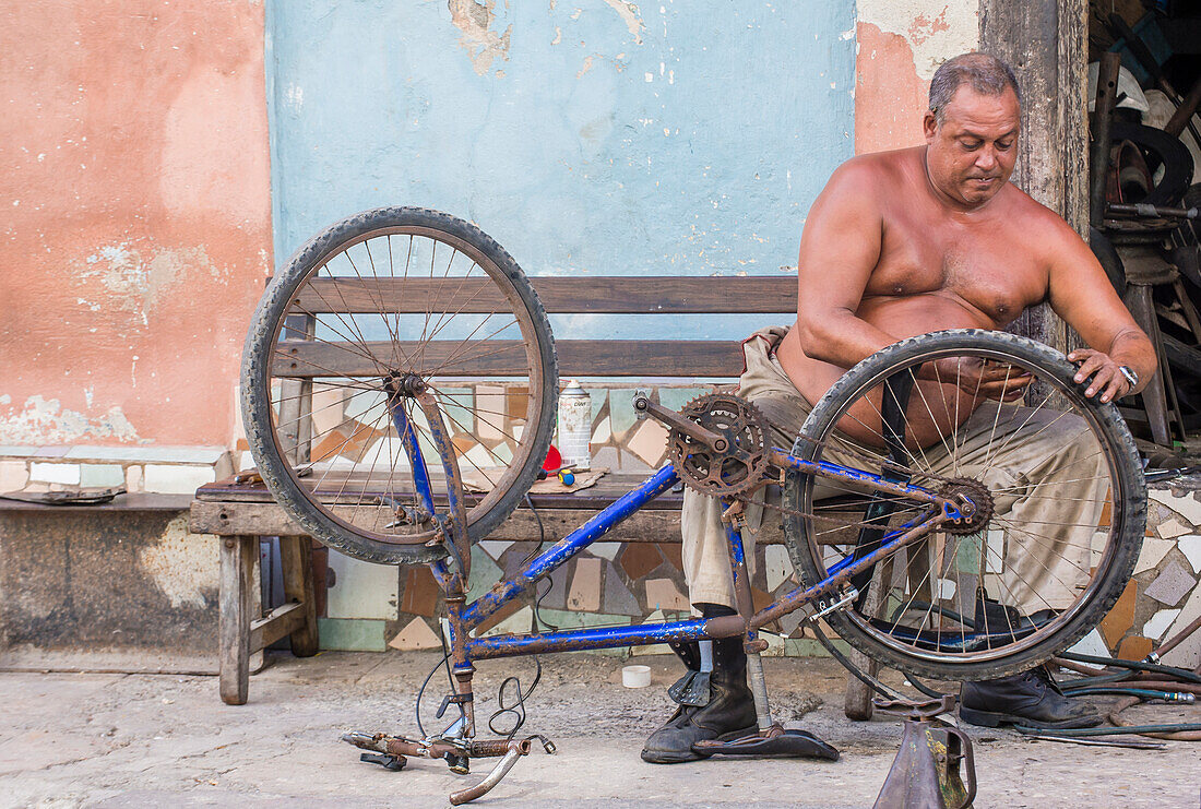 Ein Porträt eines kubanischen Mannes in einer Straße in Havanna. Das historische Zentrum von Havanna gehört seit 1982 zum UNESCO-Weltkulturerbe.