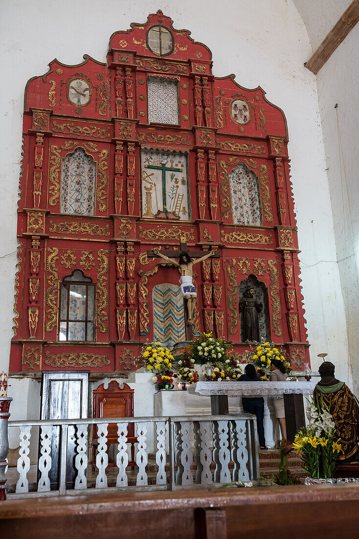 Die Kolonialkirche San Mateo wurde 1779 unter der Leitung von Franziskanermönchen in der Stadt Santa Elena, Yucatan, Mexiko, fertiggestellt.