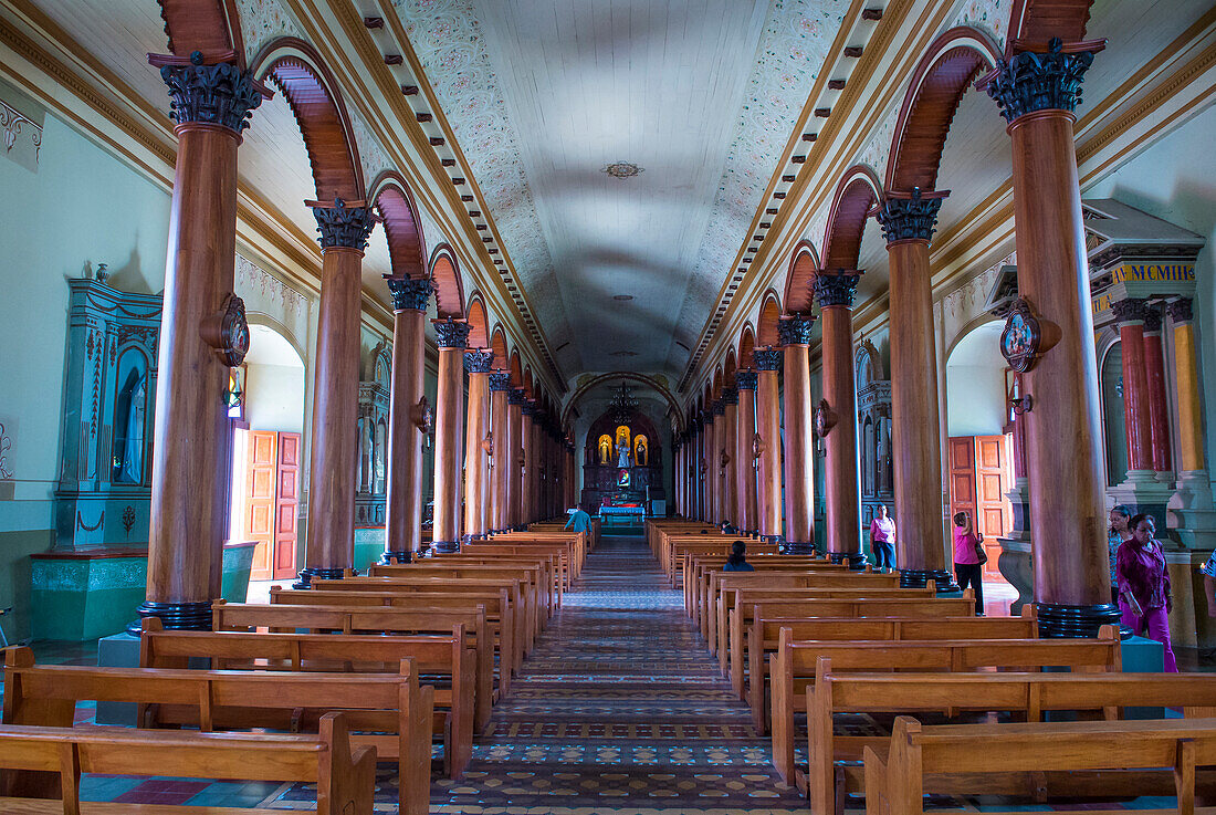 Das Innere der Kirche Santa Lucia in Suchitoto, El Salvador. Der Bau der Kirche dauerte 9 Jahre und wurde schließlich 1853 abgeschlossen.