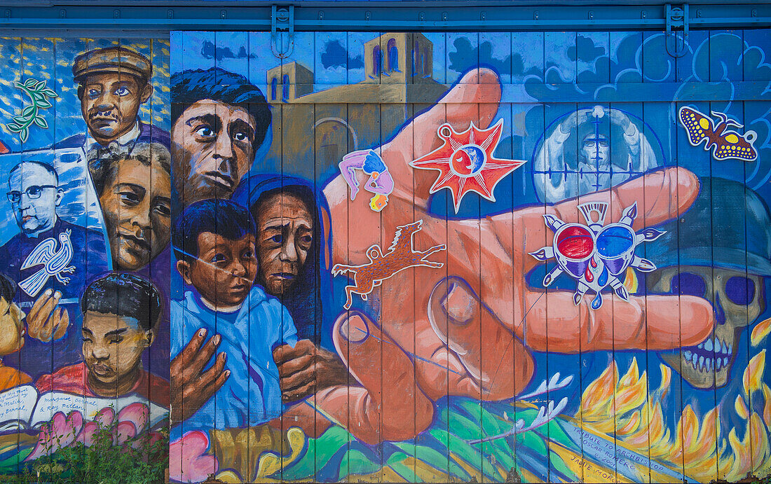 Wandmalereien im Mission District in San Francisco Ein Wandgemälde ist ein Kunstwerk, das direkt auf eine Wand oder eine andere große, dauerhafte Fläche gemalt wird.