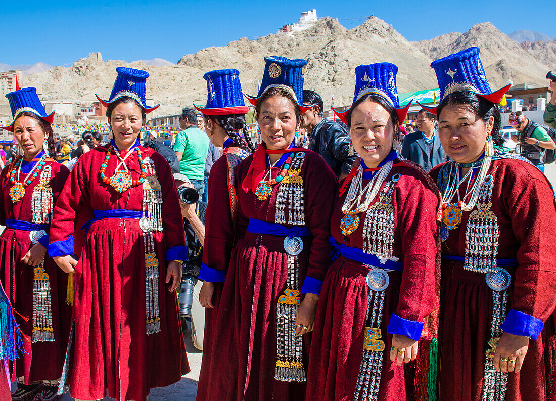 Ladakh-Leute in traditionellen Kostümen beim Ladakh-Festival in Leh, Indien