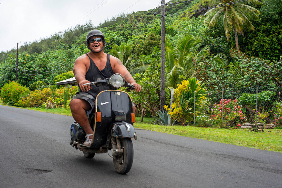 Porträt eines einheimischen dicken Mannes mit Motorrad in Huahine, Gesellschaftsinseln, Französisch-Polynesien, Südpazifik.