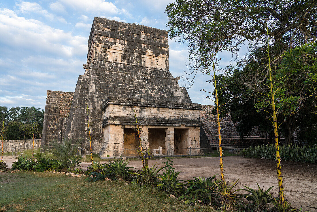 Der Tempel des Jaguars in den Ruinen der großen Maya-Stadt Chichen Itza, Yucatan, Mexiko. Oben ist der obere Tempel des Jaguars zu sehen, der den großen Ballplatz überragt. Die prähispanische Stadt Chichen-Itza gehört zum UNESCO-Weltkulturerbe.