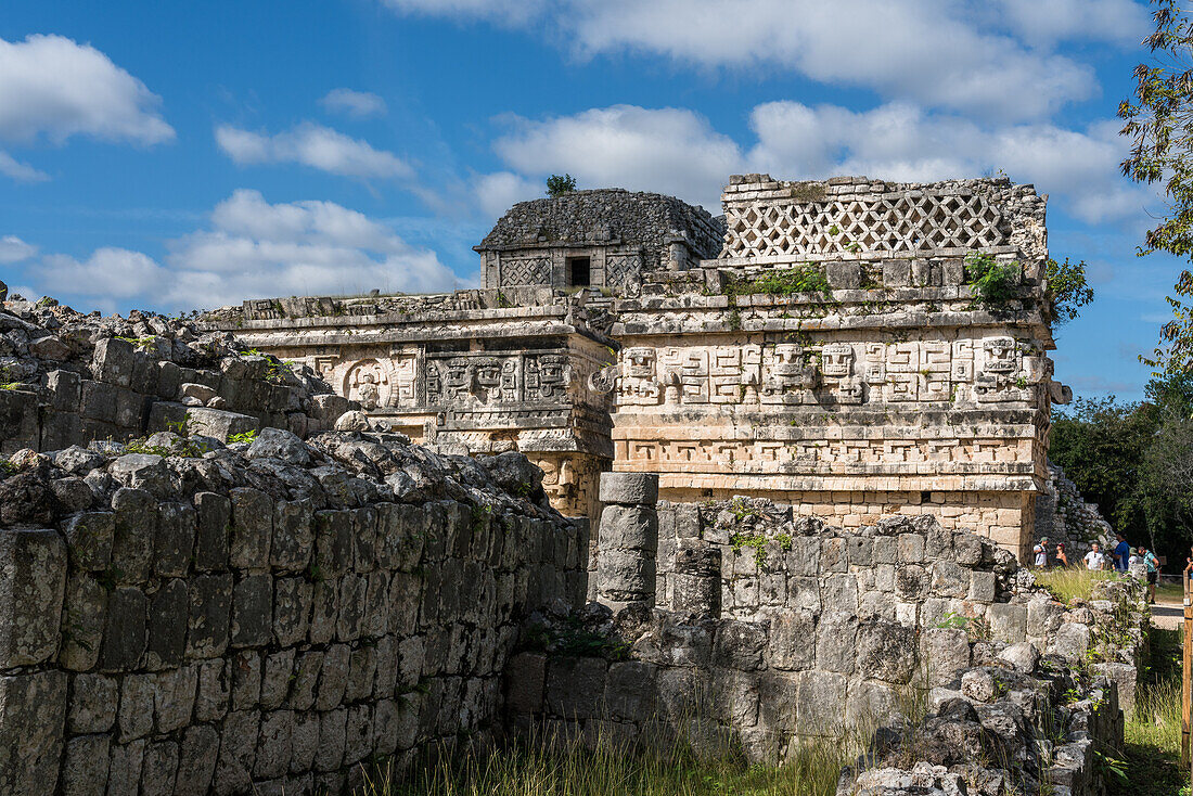 Die Iglesia oder Kirche und der Nonnenkloster-Komplex in den Ruinen der großen Maya-Stadt Chichen Itza, Yucatan, Mexiko. Die prähispanische Stadt Chichen-Itza gehört zum UNESCO-Weltkulturerbe.