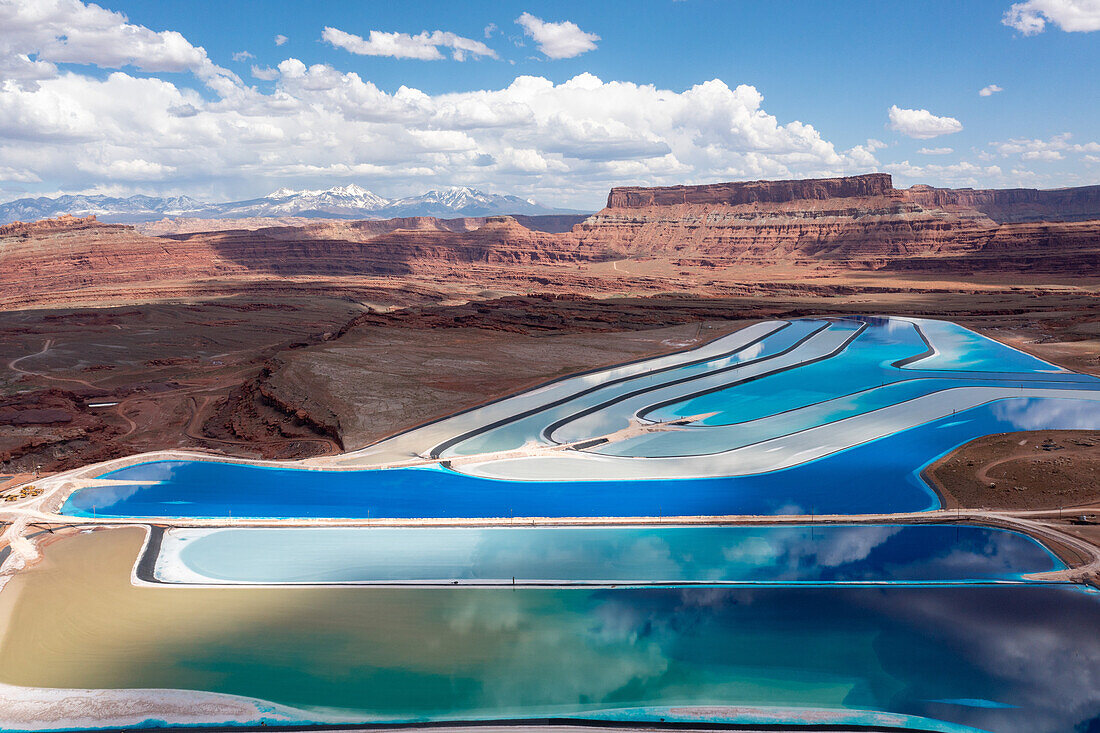 Verdunstungsteiche in einer Kali-Mine, in der Kali im Lösungsbergbau in der Nähe von Moab, Utah, gewonnen wird. Blauer Farbstoff wird hinzugefügt, um die Verdunstung zu beschleunigen.