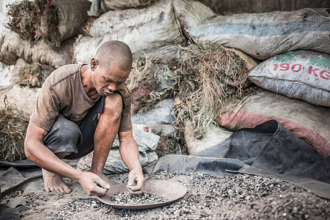 Aluminiumherstellung bei Ambatolampy im zentralen Hochland von Madagaskar