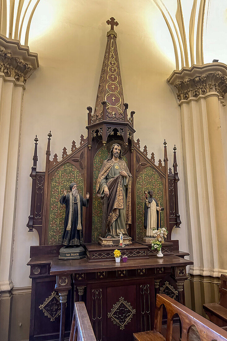 Ein Seitenaltar in der Kirche San Vicente Ferrer in Godoy Cruz, Mendoza, Argentinien.