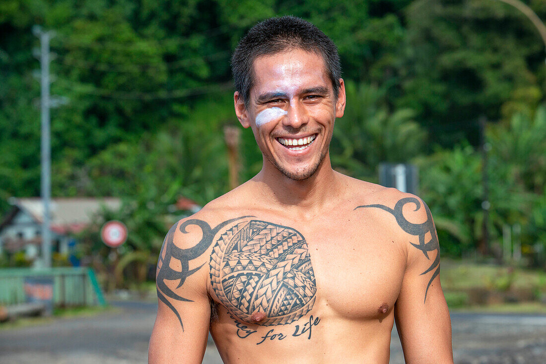 Surfer am Strand mit schwarzem Sand auf Pointe Venus, Tahiti, Französisch-Polynesien, Tahiti Nui, Gesellschaftsinseln, Französisch-Polynesien, Südpazifik.