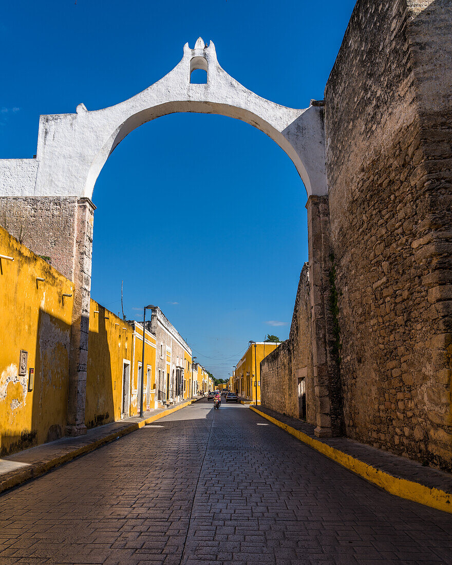 Das Stadttor von Izamal, Yucatan, Mexiko, bekannt als die Gelbe Stadt. Die historische Stadt Izamal gehört zum UNESCO-Weltkulturerbe.