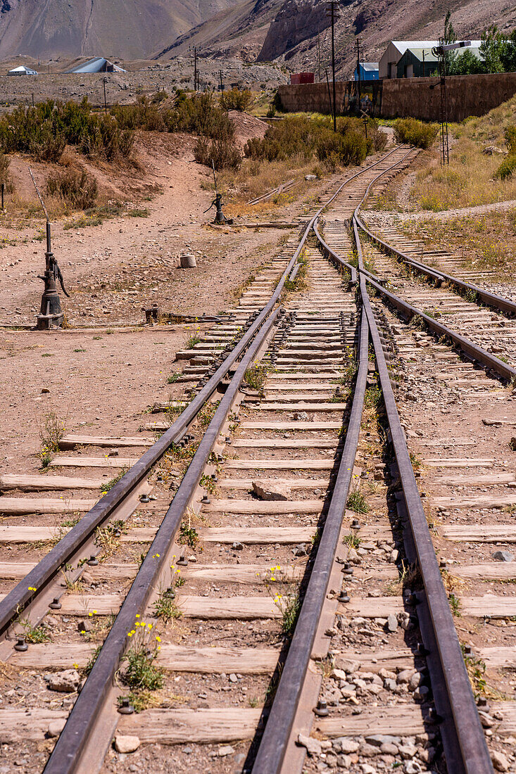 Verlassene Eisenbahnschienen der ehemaligen Transandinenbahn über die Anden bei Puente del Inca, Argentinien.
