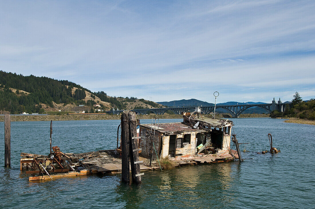 Schiffbrüchiges Boot Mary D. Hume an der Mündung des Rogue River in Gold Beach; südliche Küste von Oregon.