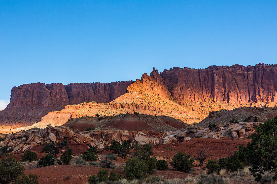 Erodierte Sandsteinformationen und Klippen im Capitol Reef National Park in Utah.